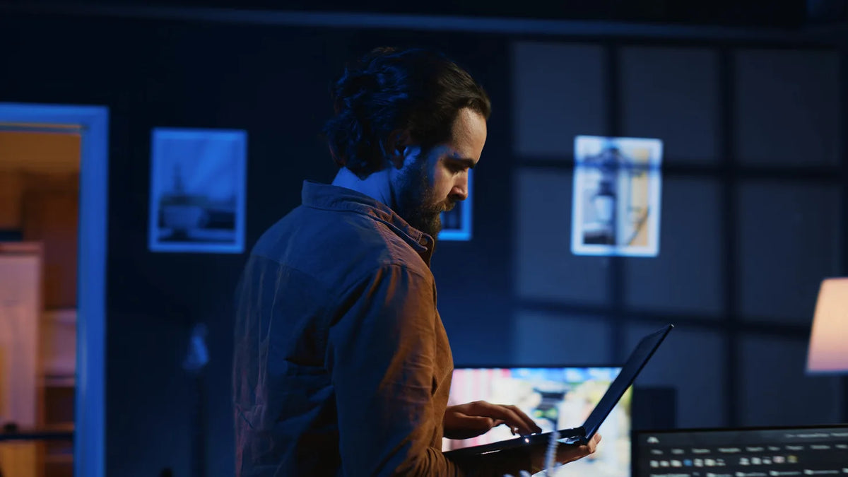Professioneller Anwender mit leistungsstarker Workstation und Windows 11 Pro N for Workstations